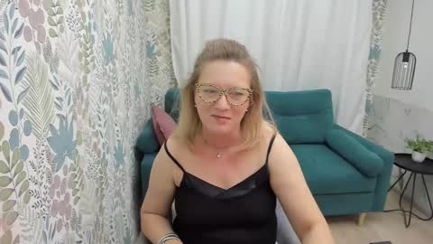 Snapshot of lea_fruit chatting on February 22, 8:18 am Lea online show from February 22, 8:18 am