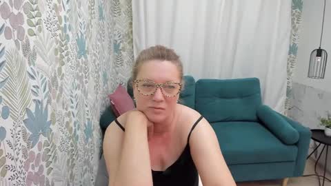 Snapshot of lea_fruit chatting on February 23, 8:06 am Lea online show from February 23, 8:06 am