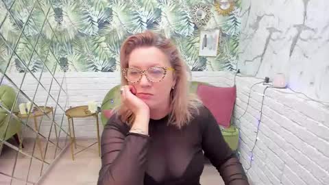 Snapshot of lea_fruit chatting on January 4, 8:06 am Lea online show from January 4, 8:06 am