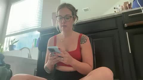 Snapshot of leanneluxecouple chatting on September 21, 1:48 pm leanneluxecouple online show from September 21, 1:48 pm