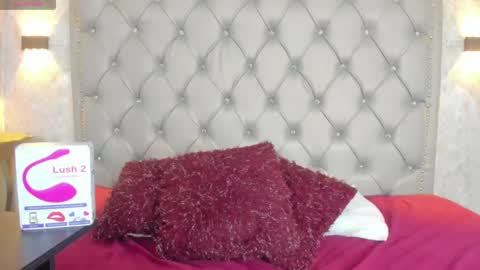 Snapshot of leigh_angels chatting on February 17, 10:27 pm LEIGH ANGELS online show from February 17, 10:27 pm