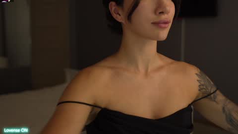 Leora online show from December 3, 4:11 pm