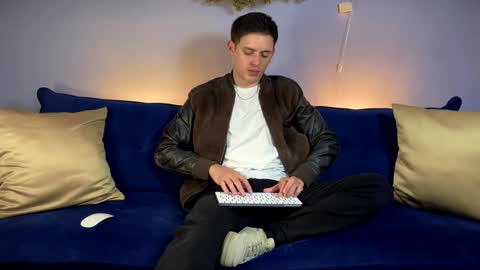 Snapshot of liam_enzho chatting on January 4, 11:27 pm Liam online show from January 4, 11:27 pm