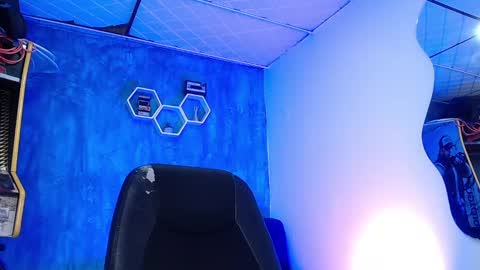 Snapshot of liiaam_lee_ chatting on January 2, 3:51 pm Daniel online show from January 2, 3:51 pm
