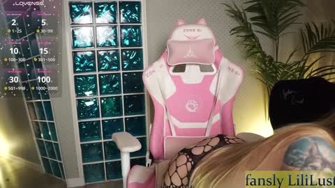 Snapshot of lili_01 chatting on February 3, 2:02 pm Lili online show from February 3, 2:02 pm