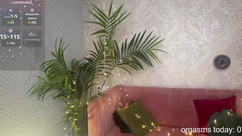 Snapshot of lili_01 chatting on December 30, 9:59 am Lili online show from December 30, 9:59 am
