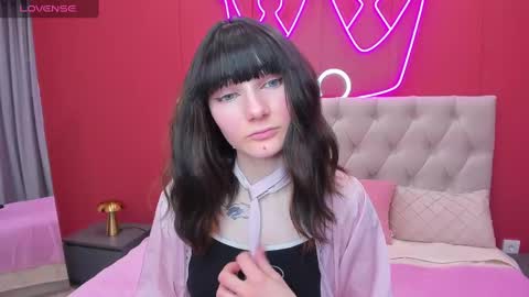 Snapshot of lili_flowerr chatting on February 20, 9:00 am Lilli follow me kiss online show from February 20, 9:00 am