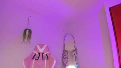 Snapshot of lilian_vergara chatting on December 9, 11:24 pm holis soy lily chang no olvides el pulgar arriba es muy importante para mi 3 independent model online show from December 9, 11:24 pm