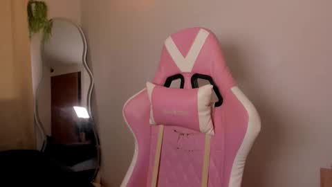 Snapshot of lilian_vergara chatting on March 7, 9:06 pm holis soy lily chang no olvides el pulgar arriba es muy importante para mi 3 independent model online show from March 7, 9:06 pm