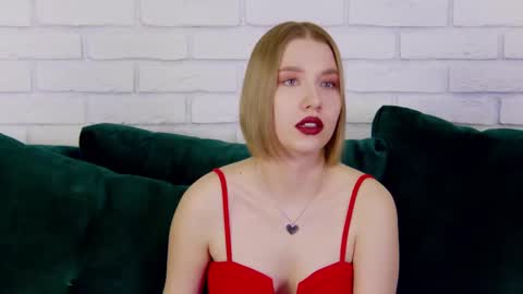 Snapshot of lililinn chatting on February 10, 9:25 am LiliLinn online show from February 10, 9:25 am