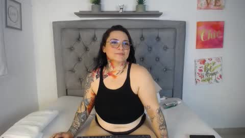 Snapshot of lillebbw_sweet chatting on February 4, 11:49 pm lille online show from February 4, 11:49 pm