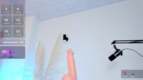 Snapshot of lily_evil chatting on February 28, 8:28 pm online show from February 28, 8:28 pm