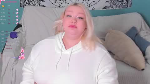 Snapshot of lilybelll chatting on December 31, 1:26 am Lily online show from December 31, 1:26 am