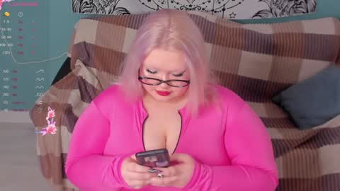 Snapshot of lilybelll chatting on December 1, 4:43 pm Lily online show from December 1, 4:43 pm