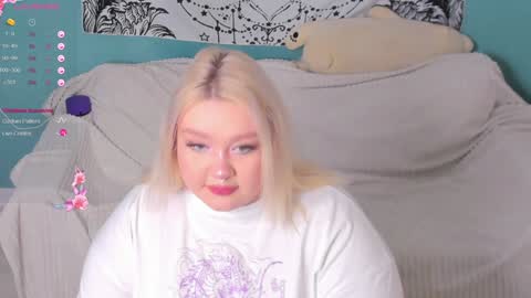 Snapshot of lilybelll chatting on December 27, 1:43 am Lily online show from December 27, 1:43 am
