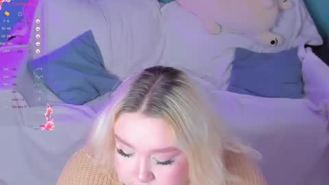 Snapshot of lilybelll chatting on February 20, 11:10 pm Lily online show from February 20, 11:10 pm