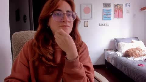 Snapshot of linda_giggle chatting on December 10, 7:43 pm Giggles online show from December 10, 7:43 pm