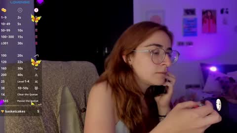 Snapshot of linda_giggle chatting on December 5, 1:31 am Giggles online show from December 5, 1:31 am