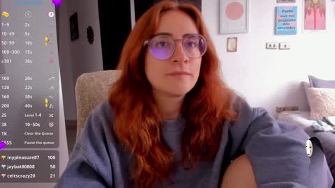 Snapshot of linda_giggle chatting on December 5, 5:01 pm Giggles online show from December 5, 5:01 pm