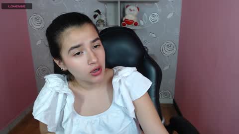 Snapshot of linda_mattel chatting on December 21, 1:42 pm Linda online show from December 21, 1:42 pm