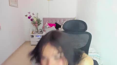 Snapshot of linda_zaam8386 chatting on December 2, 12:34 am online show from December 2, 12:34 am