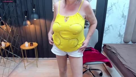 Snapshot of lindahottie chatting on December 6, 8:43 am Linda online show from December 6, 8:43 am