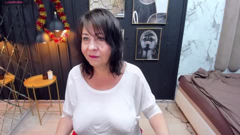Snapshot of lindahottie chatting on December 28, 5:33 am Linda online show from December 28, 5:33 am
