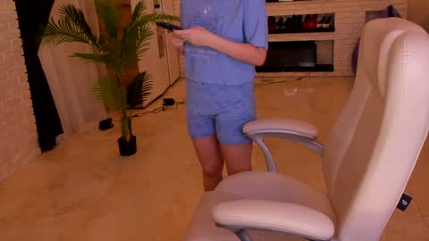Snapshot of lisa_elfy chatting on January 11, 6:35 am lisa_elfy online show from January 11, 6:35 am