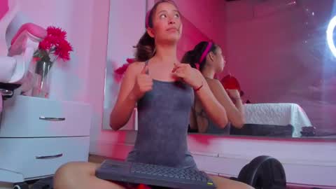littlee_emma_ online show from February 3, 6:34 am