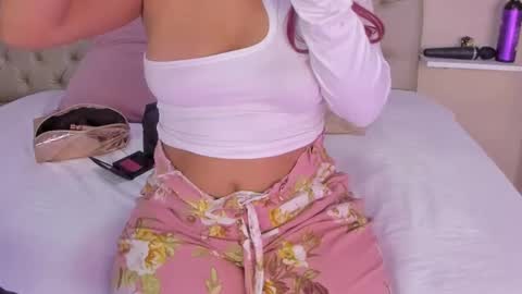 im olivia IG littleolivia01 online show from February 8, 1:54 pm