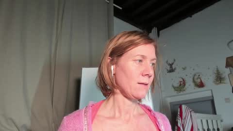 Snapshot of lola_belgium chatting on February 3, 8:35 pm lola_belgium online show from February 3, 8:35 pm