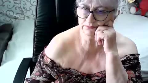 Snapshot of lolkaalyss chatting on February 21, 12:28 pm LolkaAlyss online show from February 21, 12:28 pm