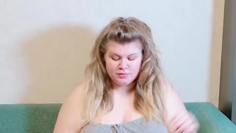 Snapshot of love_wiggy18 chatting on December 5, 2:28 pm Ally online show from December 5, 2:28 pm