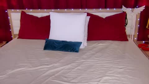 Snapshot of lovelycaroline_ chatting on March 7, 4:23 am Caroline online show from March 7, 4:23 am