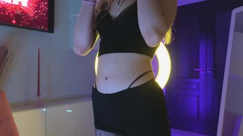 Snapshot of lovendy chatting on January 30, 4:24 pm NTMY IM LANA online show from January 30, 4:24 pm