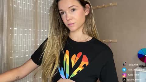 Snapshot of lucie_hot chatting on September 14, 9:00 am Lucie hot follow me on online show from September 14, 9:00 am