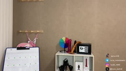 Snapshot of lucie_hot chatting on September 11, 7:15 pm Lucie hot follow me on online show from September 11, 7:15 pm