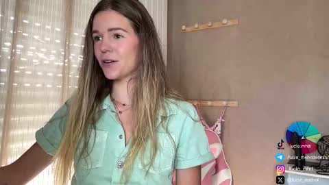 Snapshot of lucie_hot chatting on September 19, 9:13 am Lucie hot follow me on online show from September 19, 9:13 am