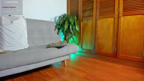 Snapshot of lucy__77 chatting on January 28, 1:18 am Hello my name is Lucy nice to meet you thumb up is important for me kisses online show from January 28, 1:18 am