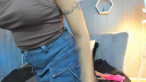 lucy_harris_ online show from February 20, 7:34 am