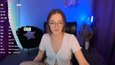luna_berryy online show from February 23, 5:34 am