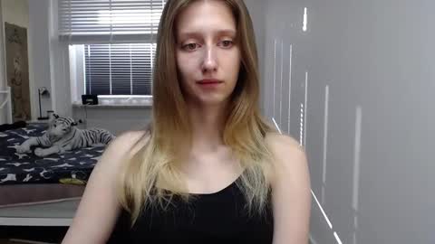 Snapshot of luna_xsensual chatting on September 10, 5:30 am L U N A online show from September 10, 5:30 am