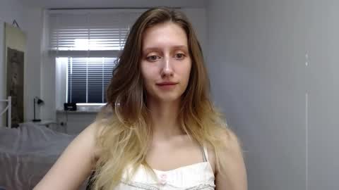 Snapshot of luna_xsensual chatting on September 19, 5:44 am L U N A online show from September 19, 5:44 am