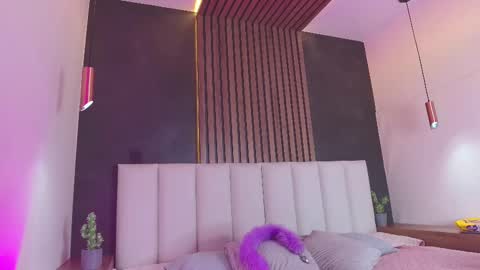Snapshot of lunalenox_ chatting on February 22, 2:50 am I M L U N A online show from February 22, 2:50 am