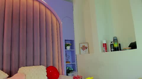 Snapshot of lunalenox_ chatting on February 15, 2:47 am I M L U N A online show from February 15, 2:47 am