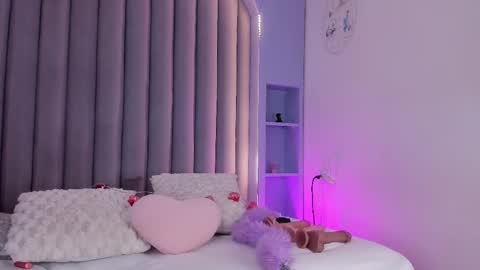 Snapshot of lunalenox_ chatting on March 3, 2:36 am I M L U N A online show from March 3, 2:36 am