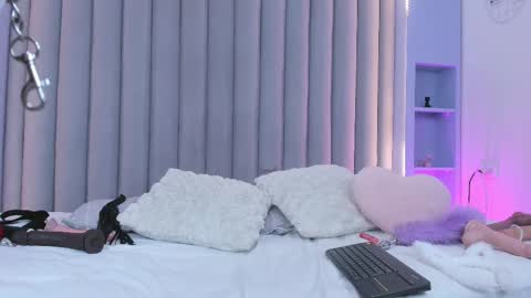 Snapshot of lunalenox_ chatting on March 6, 5:46 am I M L U N A online show from March 6, 5:46 am