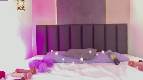 Snapshot of lunalenox_ chatting on February 7, 2:51 am I M L U N A online show from February 7, 2:51 am