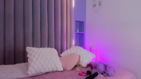 Snapshot of lunalenox_ chatting on January 28, 2:43 am I M L U N A online show from January 28, 2:43 am