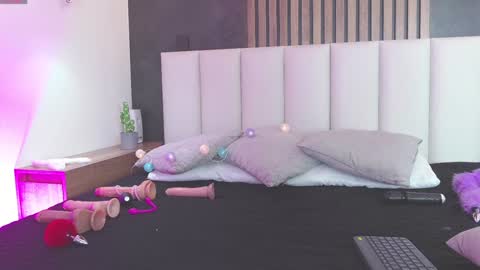 Snapshot of lunalenox_ chatting on February 8, 9:03 am I M L U N A online show from February 8, 9:03 am